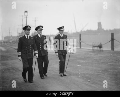 LA ROYAL NAVY PENDANT LA SECONDE GUERRE MONDIALE - le premier Lord de la mer, l'amiral de la flotte Sir Dudley Pound, GCB, GCVO (au centre) avec (à droite) le commandant en chef des approches occidentales, l'amiral Sir Percy Noble, KCB, CVO, et (à gauche) Capitaine J A McCoy DSO, RN lors d'une visite aux navires de guerre de la Royal Navy impliqués dans la bataille de la livre atlantique, Alfred Dudley Pickman Rogers, Noble, Percy Lockhart Harnam Banque D'Images