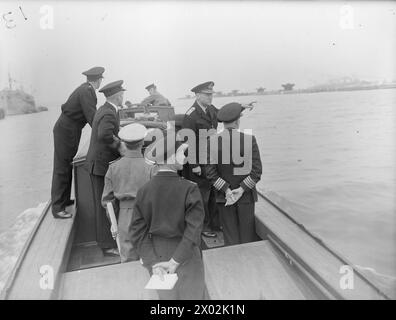 C NAVAL ALLIÉ EN C EN NORMANDIE. 24 JUILLET 1944, ARROMANCHES. LA VISITE DE L'AMIRAL SIR BERTRAM RAMSAY, KCB, KBE, MVO, COMMANDANT DE LA MARINE ALLIÉE, FORCE EXPÉDITIONNAIRE, À MULBERRY 'B', À ARROMANCHES. - L'amiral Ramsay dans la barge lors de sa tournée de Mulberry 'B' Banque D'Images