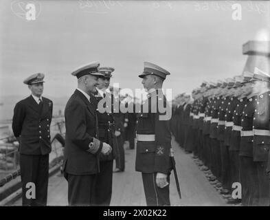 Le 10 janvier 1943 à Gibraltar, le vice-amiral Sir Neville Syfret inspecte le HMS Rodney pendant les opérations en Afrique du Nord et remet la médaille du service général de Palestine au caporal royal Budge. Banque D'Images