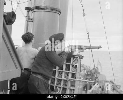 En juillet 1943, le HMT Stella Pegasi escorte le navire Pole Star pour livrer des magasins et des fournitures aux équipages des phares, la fusée engageant une mine flottante. Banque D'Images