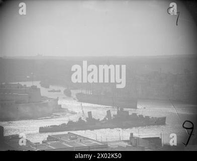 ARRIVÉE À MALTE DE DEUX DES NAVIRES HM EN PROVENANCE DU ROYAUME-UNI. 11 FÉVRIER 1942, GRAND HARBOUR, MALTE. - HMS CLEOPATRA entrant dans Grand Harbour, Malta Royal Navy, HMS Cleopatra, Light Cruiser, (1915) Banque D'Images