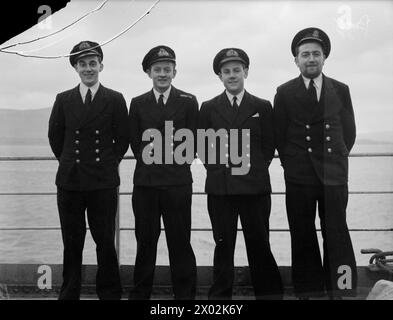 SOUS-MARINS MIDGET. 17 ET 18 DÉCEMBRE 1944, ROSYTHESAY BAY. OFFICIERS DE SOUS-MARIN MIDGET, HOMMES, EMBARCATIONS ET NAVIRE PARENT. - Midget Craft Crew. De gauche à droite : sous-lieutenant d V M Jarvis, RNVR, Cork, plongeur ; lieutenant J V Terry-Lloyd, MBE, SANF, Port Elizabeth, commandant; sous-lieutenant A J Renouf, RNVR, Epsom, Surrey ; ERA F Stanton, bain Banque D'Images