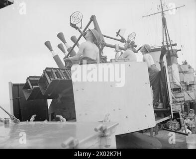 HM DESTROYERS EN EXERCICE ET TIR DE NUIT. LE 15 AVRIL 1942, À BORD DU DESTROYER HMS SIKH, EN MÉDITERRANÉE ORIENTALE. - Prendre la gamme et tirer le pom-pom Banque D'Images