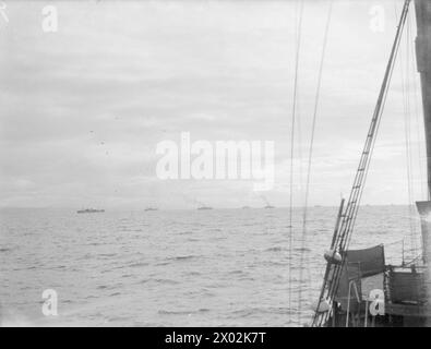 En juillet 1943, le HMT Stella Pegasi escorte le navire Northern Lights Pole Star, livrant magasins et fournitures aux équipages des phares le long de la côte tout en passant devant un convoi en direction de la maison. Banque D'Images