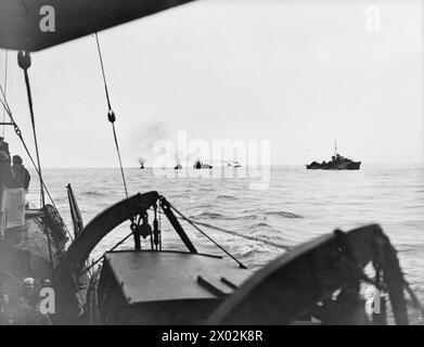 LE DESTROYER HMS EXPRESS EST ENDOMMAGÉ. 1940, À BORD DU HMS KELVIN ALORS QU'IL ALLAIT À L'AIDE DU DESTROYER ENDOMMAGÉ ET A PRIS À BORD DES SURVIVANTS. - HMS JUPITER avec l'EXPRESS endommagé remorqué Banque D'Images