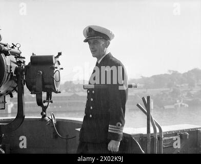 AVEC LA FLOTTE BRITANNIQUE DU PACIFIQUE. AOÛT 1945, COMMANDANTS ET AUTRES PERSONNALITÉS À BORD DES NAVIRES HM DE LA FLOTTE BRITANNIQUE DU PACIFIQUE. - Commandant B Lancelot Edwards, OBE, RN, du porte-avions léger HMS VENGEANCE Banque D'Images