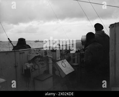 CONVOI BRITANNIQUE EN RUSSIE. DU 4 FÉVRIER AU 2 MARS 1945. À BORD DU CROISEUR HMS BELLONA SUR UN CONVOI À DESTINATION ET EN PROVENANCE DE LA RUSSIE. SUR LE CONVOI, UN U-BOOT A ÉTÉ COULÉ ET DE NOMBREUX AVIONS ALLEMANDS ONT ÉTÉ ABATTUS. - Vue depuis le BELLONA des navires du convoi en route pour la Russie Banque D'Images