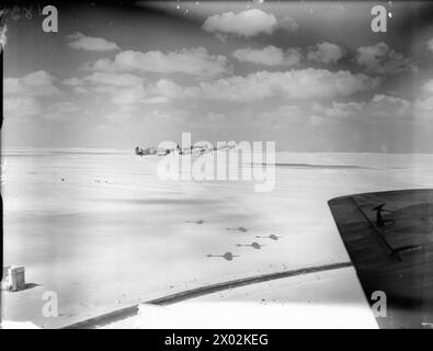 Cinq Hawker Hurricane Mark I du No. 274 Squadron RAF ont décollé d'Amriya, en Égypte, volant en formation et franchissant la frontière de l'aérodrome pendant les opérations de la Royal Air Force au moyen-Orient et en Afrique du Nord, 1939-1943. Banque D'Images