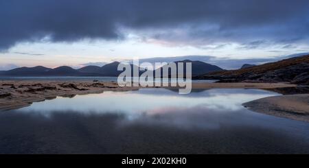 Plage de LUSKENTIRE au coucher du soleil, île de Harris, Hébrides extérieures, Écosse, Royaume-Uni, Europe Banque D'Images