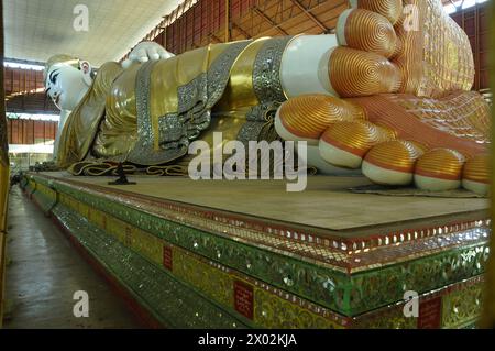 Bouddha couché dans le Temple de Bouddha Chaukhtatgyi, Yangon (Rangoon), Myanmar, Asie Banque D'Images