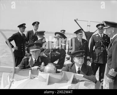 MR A. V ALEXANDER LE PREMIER LORD DE L'AMIRAUTÉ VISITE LES ROYAL MARINES. 2 JUILLET 1943, CASERNE ROYALE MARINE, EASTNEY ET HAYLING ISLAND, PORTSMOUTH. - Le premier Lord, avec (avant gauche) l'adjudant général des Royal Marines, le lieutenant général T l Hunton, CB, MVO, OBE, RM, à bord d'un des engins de débarquement lors d'une visite aux opérations combinées où il a vu des engins pilotés par les Royal Marines Banque D'Images