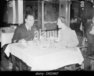 Les 26 et 27 avril 1944, le HMS Sibyl retourne à Dundee après une commission de 20 mois sous les ordres du lieutenant E. J. D. Turner. Le commandant retrouva sa femme Katherine Chalmers après plus d'un an de séparation. Banque D'Images