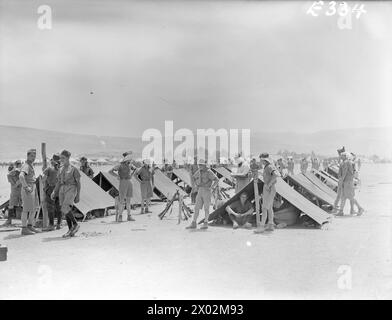 LA BRIGADE POLONAISE INDÉPENDANTE DES CARPATES EN PALESTINE, 1940 - soldats de la brigade polonaise indépendante des Carpates dans leur camp dans le village de Samakh le long de la mer de Galilée. Les Polonais ont rejoint les Britanniques seulement 5 jours plus tôt après que le général Eugène Mittelhauser, un commandant des forces françaises en Syrie dont la Brigade faisait partie, a décidé de soutenir l'armée polonaise du régime de Vichy, les forces armées polonaises à l'Ouest, la Brigade indépendante des Carpates Banque D'Images