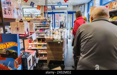 Hambourg, Allemagne. 09th Apr, 2024. Les clients se tiennent à la caisse dans une pharmacie Budnikowsky. Crédit : Markus Scholz/dpa/Alamy Live News Banque D'Images