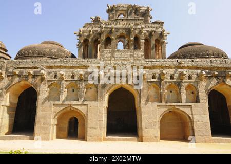 Eléphant stables, Hampi, site du patrimoine mondial de l'UNESCO, Karnataka, Inde, Asie Banque D'Images