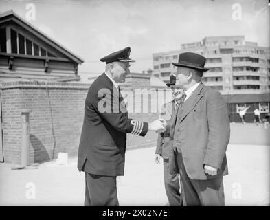 LE HAUT-COMMISSAIRE NÉO-ZÉLANDAIS REND VISITE AU HMS KING ALFRED. 20 AOÛT 1942. - Capitaine J N Pelly, RN, saluant M. Jordan Banque D'Images