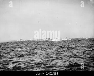 L'ARMADA ALLIÉE NAVIGUE SANS ÊTRE AGRESSÉE LORS D'UN GRAND EXERCICE DANS LE CHENAL. 9 SEPTEMBRE 1943 EN MER DANS LA MANCHE. LES FORCES TERRESTRES, MARITIMES ET AÉRIENNES ALLIÉES ONT EFFECTUÉ UN EXERCICE MAJEUR DE 24 HEURES DANS LA MANCHE SANS INTERFÉRENCE DE L'ENNEMI. LA GRANDE ARMADA NAVIGUE À MOINS DE 10 MILES DE LA CÔTE FRANÇAISE. LES BOMBARDIERS ET CHASSEURS ALLIÉS SOUTENANT L'OPÉRATION ONT EFFECTUÉ PLUS DE 300 SORTIES. AVEC UNE OPPOSITION ENNEMIE NÉGLIGEABLE. - Les embarcations de débarquement tournent derrière la couverture de fumée après avoir atteint le point le plus proche de la côte française Banque D'Images