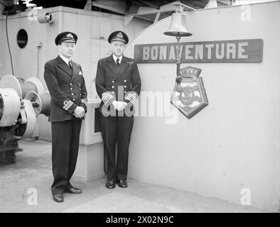 SOUS-MARINS MIDGET. 17 ET 18 DÉCEMBRE 1944, ROSYTHESAY BAY. OFFICIERS DE SOUS-MARIN MIDGET, HOMMES, EMBARCATIONS ET NAVIRE PARENT. - Capitaine W R Fell, OBE, DSC, RN, et Lieut CdR J R F Brown, DSC, RN, commandant 'X', sur le pont arrière de BONAVENTURE Banque D'Images