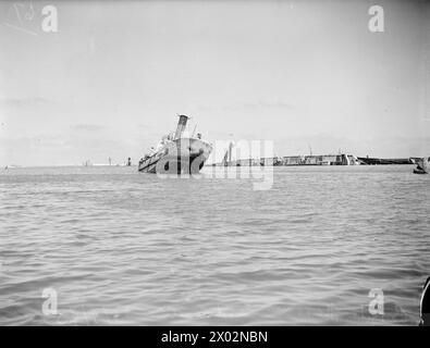 COMMENT LES FORCES AÉRIENNES ALLIÉES ONT MITRAILLÉ FERRYVILLE. 13 MAI 1943, BIZERTA, AFRIQUE DU NORD. LE PORT DE FERRYVILLE A OBTENU SA PART DU BLITZ ALLIÉ PRESQUE SANS ESCALE SUR LES POINTS D’APPROVISIONNEMENT DE L’AXE QUI ONT PRÉCÉDÉ LA DÉFAITE TOTALE DE L’ALLEMAGNE ET DE L’ITALIE EN AFRIQUE. - Naufrage coulé à Ferryville. Un grand paquebot français peut être vu couché sur son côté à l'entrée du canal de Ferryville, où se trouve le chantier naval Banque D'Images