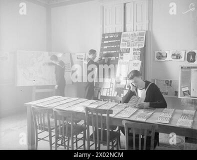 DANS UN CENTRE NAVAL D'ÉDUCATION DES ADULTES. FÉVRIER 1945, NAPLES. - Dans la salle des nouvelles de guerre où tous les derniers titres sont postés tout au long de la journée Banque D'Images