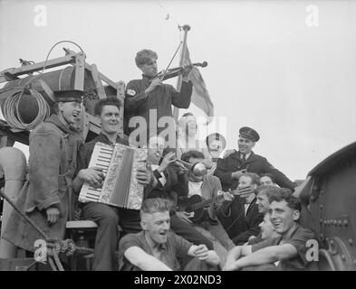 LES HOMMES DE LA CORVETTE BRITANNIQUE, HMS VERVAIN, EN SERVICE ACTIF. 9-10 JUILLET 1942. - Une chanson chantée appréciée par les hommes hors surveillance Banque D'Images