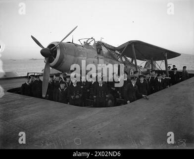 HOMMES DU 832E ESCADRON (BRAS AÉRIEN DE LA FLOTTE). 11 JANVIER 1942, À BORD DU HMS VICTORIOUS. - Officiers et hommes du 832e Escadron descendant dans l'ascenseur après avoir pris la photo de l'Escadron Banque D'Images