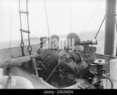 Entre le 22 septembre et le 20 octobre 1942, le HMS Viscount et le HMS Fame coulent deux sous-marins allemands alors qu'ils escortaient un convoi de l'Atlantique, avec des guichets de pont aux gares. Banque D'Images