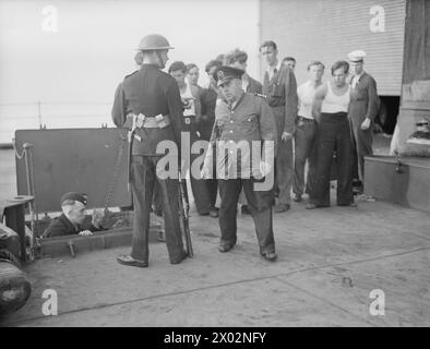 LE HMS SHEFFIELD COULE LE PÉTROLIER ALLEMAND FRIEDERICH BREME. 12 JUIN 1941, À BORD DU CROISEUR HMS SHEFFIELD DANS L'ATLANTIQUE NORD. - Le capitaine du pétrolier allemand FRIEDERICH BREME, Otto Schultze, est arrivé à bord du HMS SHEFFIELD en tant que prisonnier. Il a également été fait prisonnier dans la dernière guerre après avoir été fait prisonnier sur le Raider MOEWE Banque D'Images