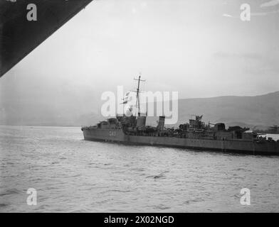 NAVIRES À HVALFJORD, ISLANDE. 19 ET 20 NOVEMBRE 1941, À BORD DU PORTE-AVIONS HMS VICTORIOUS. - Le destroyer de classe Tribal HMS TARTAR Royal Navy, HMS Tarpon, sous-marin, (1939) Banque D'Images