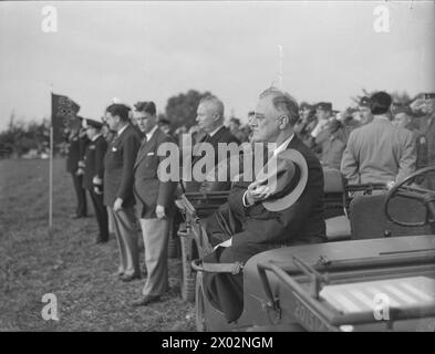 GRANDE CONFÉRENCE STRATÉGIQUE DES ALLIÉS EN AFRIQUE DU NORD : LE PRÉSIDENT ROOSEVELT RENCONTRE M. CHURCHILL. L'UNE DES CONFÉRENCES LES PLUS MARQUANTES DE CETTE GUERRE A COMMENCÉ LE 14 JANVIER 1943, PRÈS DE CASABLANCA, LORSQUE LE PRÉSIDENT ROOSEVELT ET M. CHURCHILL SE SONT RENCONTRÉS POUR ÉTUDIER TOUT LE CHAMP DE LA GUERRE, THÉÂTRE PAR THÉÂTRE. ILS ÉTAIENT ACCOMPAGNÉS PAR LES CHEFS D'ÉTAT-MAJOR DES DEUX PAYS. TOUTES LES RESSOURCES ONT ÉTÉ MOBILISÉES POUR L'EXÉCUTION ACTIVE ET CONCERTÉE DES PLANS ALLIÉS AVANT LA CAMPAGNE OFFENSIVE DE 1943. M. ROOSEVELT A ENSUITE DÉCRIT LA RÉUNION COMME LA RÉUNION DE "REDDITION INCONDITIONNELLE", C'EST-À-DIRE LA SURREND INCONDITIONNELLE Banque D'Images