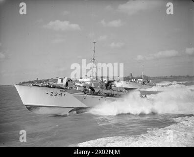 AVEC UNE FLOTTILLE VTT. 6 OCTOBRE 1944, FELIXSTOWE. VTT DE LA 21E FLOTTILLE SOUS LE COMMANDEMENT DU LIEUTENANT GEORGE J MACDONALD, DSO, DSC ET 2 BARS, RNZNVR, DE WELLINGTON, NOUVELLE-ZÉLANDE. L'ENGIN EST CONSTRUIT PAR VOSPER. - Vosper VTT à vitesse Royal Navy, VTT 224, Motor Torpedo Boat, (1942), Royal Navy, VTT 296, torpille à moteur, (1942) Banque D'Images