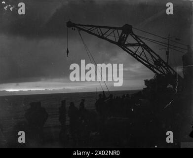 CONVOI EN RUSSIE, AVEC ESCORTE DE CROISEUR BRITANNIQUE SUR LA LIGNE DE VIE ARCTIQUE. DÉCEMBRE 1941, À BORD DU CROISEUR HMS SHEFFIELD. - Le courrier est transféré de SHEFFIELD à un dragueur de mines escortant Banque D'Images