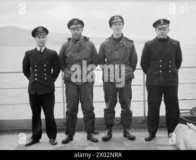 SOUS-MARINS MIDGET. 17 ET 18 DÉCEMBRE 1944, ROSYTHESAY BAY. OFFICIERS DE SOUS-MARIN MIDGET, HOMMES, EMBARCATIONS ET NAVIRE PARENT. - Midget Craft Crew. De gauche à droite : sous-lieutenant J W Dutton, RNVR, Ashtead, Surrey, plongeur; lieutenant J E Smart, MBE, RNVR, Sunderland, commandant; sous-lieutenant H E Harper, RNVR, Moreton-in-the-Marsh ; Gloucestershire ; ERA H J Fishliegh, Topsham, Devon Banque D'Images