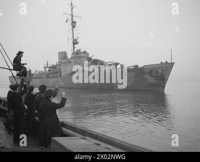 LES PREMIERS NAVIRES DE GUERRE AMÉRICAINS ESCORTANT UN CONVOI ARRIVENT À LONDONDERRY. DU 29 JANVIER AU 2 FÉVRIER 1942, À LONDONDERRY, ULSTER, PREMIÈRE BASE NAVALE AMÉRICAINE EN EUROPE. - Les destroyers américains en entrant dans un port britannique ont été accueillis pour la première fois par des marins britanniques à bord d'un navire de passage Banque D'Images