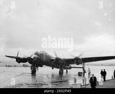 ROYAL AIR FORCE 1939-1945, BOMBARDIER COMMAND - Lancaster W4783/AR-G 'G for George' du No 460 Squadron de la RAAF, a été livré en octobre 1942 et a complété quatre-vingt-dix opérations. Il est vu ici en train de faire tourner ses moteurs à Prestwick le 11 octobre 1944, avant de partir pour son long voyage de retraite en Australie, où il devait être conservé en mémoire des Australiens du Bomber Command. Un négatif noir et blanc, Royal Australian Air Force, 460 Squadron Banque D'Images