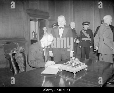 Le Conseil d'Amirauté organise un dîner le 8 mai 1944 au Royal Naval College de Greenwich, en l'honneur des premiers ministres d'Australie, du Canada, d'Afrique du Sud et de Nouvelle-Zélande. Le premier Lord de l'Amirauté A V Alexander a présidé l'événement ; le premier ministre australien J H Curtin a signé le livre de visite. Banque D'Images