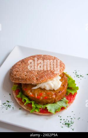 Restauration rapide saine : hamburger au tofu. Fermer la vue. Banque D'Images