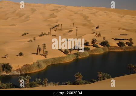 Pittoresques dunes oranges de l'Oasis d'Ubari, désert du Sahara, Libye, Afrique du Nord, Afrique Banque D'Images