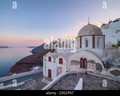 Prog Jean le théologien Sainte Église orthodoxe à l'aube, Fira, île de Santorini (Thira), Cyclades, Îles grecques, Grèce, Europe Banque D'Images