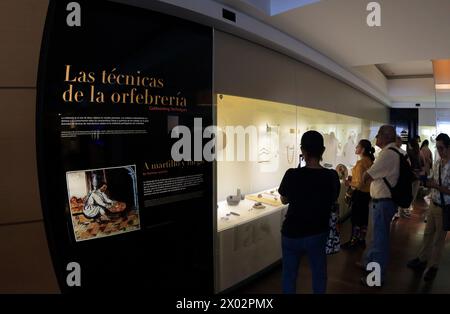 Bogota, Colombie. 30-01-2024. Turist visitez le Musée de l'or de Colombie avec plus de 30 000 pièces en or d'indigènes précolombiens. © Jose Bula Banque D'Images