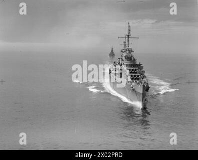 L'AUGUSTA ET SON ESCORTE DANS LA MANCHE. 14 JUILLET 1945, PHOTOGRAPHIE AÉRIENNE, APPROCHE DES DESCENTES. LE CROISEUR AMÉRICAIN AUGUSTA, TRANSPORTANT LE PRÉSIDENT TRUMAN À LA GRANDE RÉUNION DES TROIS, S'EST APPROCHÉ DES DOWNS AVEC SON ESCORTE DU CROISEUR BRITANNIQUE HMS BIRMINGHAM ET DES DESTROYERS HM SERAPIS, OBDURÉ, OBÉISSANT, ZÉLÉ, ZEPHYR, ET LE ZODIAC, ET LE CROISEUR AMÉRICAIN PHILADELPHIA. - L'USS PHILADELPHIA menant l'AUGUSTA USS Philadelphia Banque D'Images