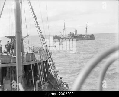 En juillet 1943, le HMT Stella Pegasi escorte le navire Pole Star le long de la côte, livrant des magasins et des fournitures aux équipages des phares. L'équipage a également ravitaillé une bouée de canal de guerre. Banque D'Images