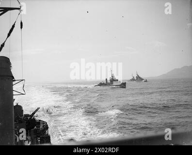 Le 18 mai 1944, le HMS Dido bombarde des cibles côtières près de Gaeta, en Italie, soutenu par les destroyers américains Mackenzie et Ordanaaux, ciblant les batteries ennemies, les décharges et les routes. Banque D'Images