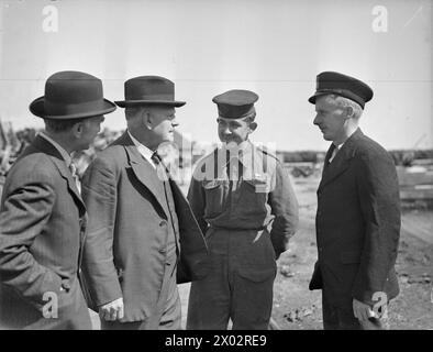 LE HAUT-COMMISSAIRE NÉO-ZÉLANDAIS REND VISITE AU HMS KING ALFRED. 20 AOÛT 1942. - M. Jordan parle à deux Néo-Zélandais qui ont participé au raid de Dieppe Banque D'Images