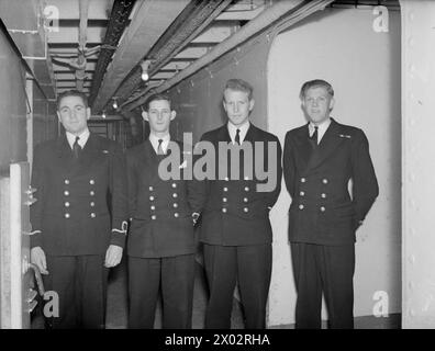 SOUS-MARINS MIDGET. 17 ET 18 DÉCEMBRE 1944, ROSYTHESAY BAY. OFFICIERS DE SOUS-MARIN MIDGET, HOMMES, EMBARCATIONS ET NAVIRE PARENT. - Midget Craft Crew. De gauche à droite : Sub Lieut K M Briggs, RNVR, Glen Innes, NSW, plongeur; Lieut Max Shean, DSO, RANVR, Perth, Australie, commandant ; sous-lieutenant B A N Kelly, RNVR, Édimbourg ; ERA V Coles, DSM, Reading, Berkshire Banque D'Images