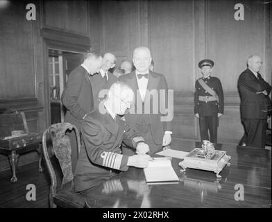Le 8 mai 1944, un dîner du Conseil de l'Amirauté a eu lieu au Royal Naval College Greenwich en l'honneur des premiers ministres de l'Australie, du Canada, de l'Afrique du Sud et de la Nouvelle-Zélande. Sir Andrew Cunningham a signé le livre de visite à son arrivée. Banque D'Images