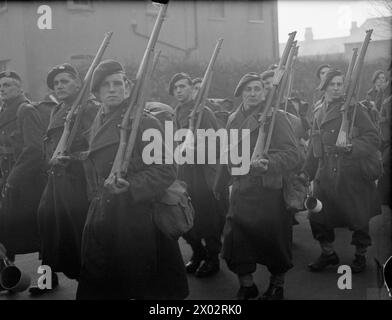 Le 5 janvier 1943, les Royal Marine Commandos s'entraînent et marchent au Royal Marine Depot à Deal, Kent, après avoir participé aux opérations de Salerne. Banque D'Images