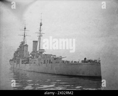En 1940, le HMS Bonaventure, un croiseur léger de classe Dido nouvellement mis en service de la Royal Navy, est montré de la poupe. Banque D'Images