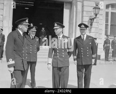 VISITE ROYALE DES ÉTABLISSEMENTS NAVALS À DEVONPORT. 7 MAI 1942. LE ROI ET LA REINE ONT EFFECTUÉ UNE VISITE D'INSPECTION DES ÉTABLISSEMENTS NAVALS, À DEVONPORT. - Le roi avec le commodore de la caserne (à gauche) et l'amiral de la flotte Sir Charles Forbes, GCB, DSO, (deuxième à partir de la gauche) , Banque D'Images