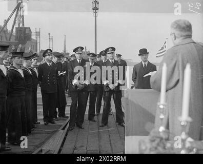 Le 28 octobre 1943, à Barrow-in-Furness, les constructeurs navals britanniques remettent le sous-marin Pipinos à la Royal Hellenic Navy. Le contre-amiral Mezeviris a dévoilé le nom du navire lors d'une cérémonie de bénédiction, inspectée par le vice-amiral E. l S King et d'autres officiels. Banque D'Images